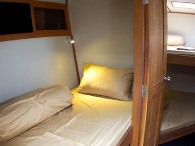 6 private sleeping cabins